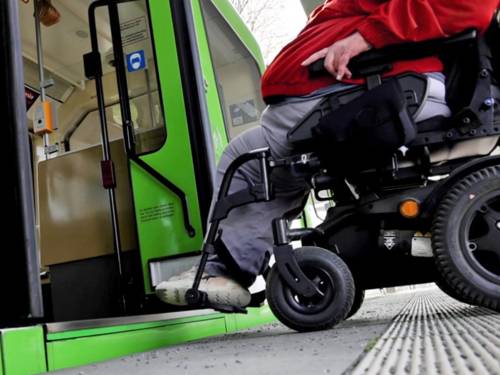 Ein Rollstuhlfahrer kann die zu hohe Rampe der Stadtbahn nicht hochfahren